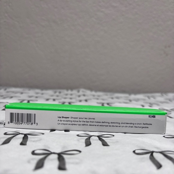 💄 FLYTE.70 — Chiseled Lip™ Lip Shaper in Fame - Picture 4 of 7